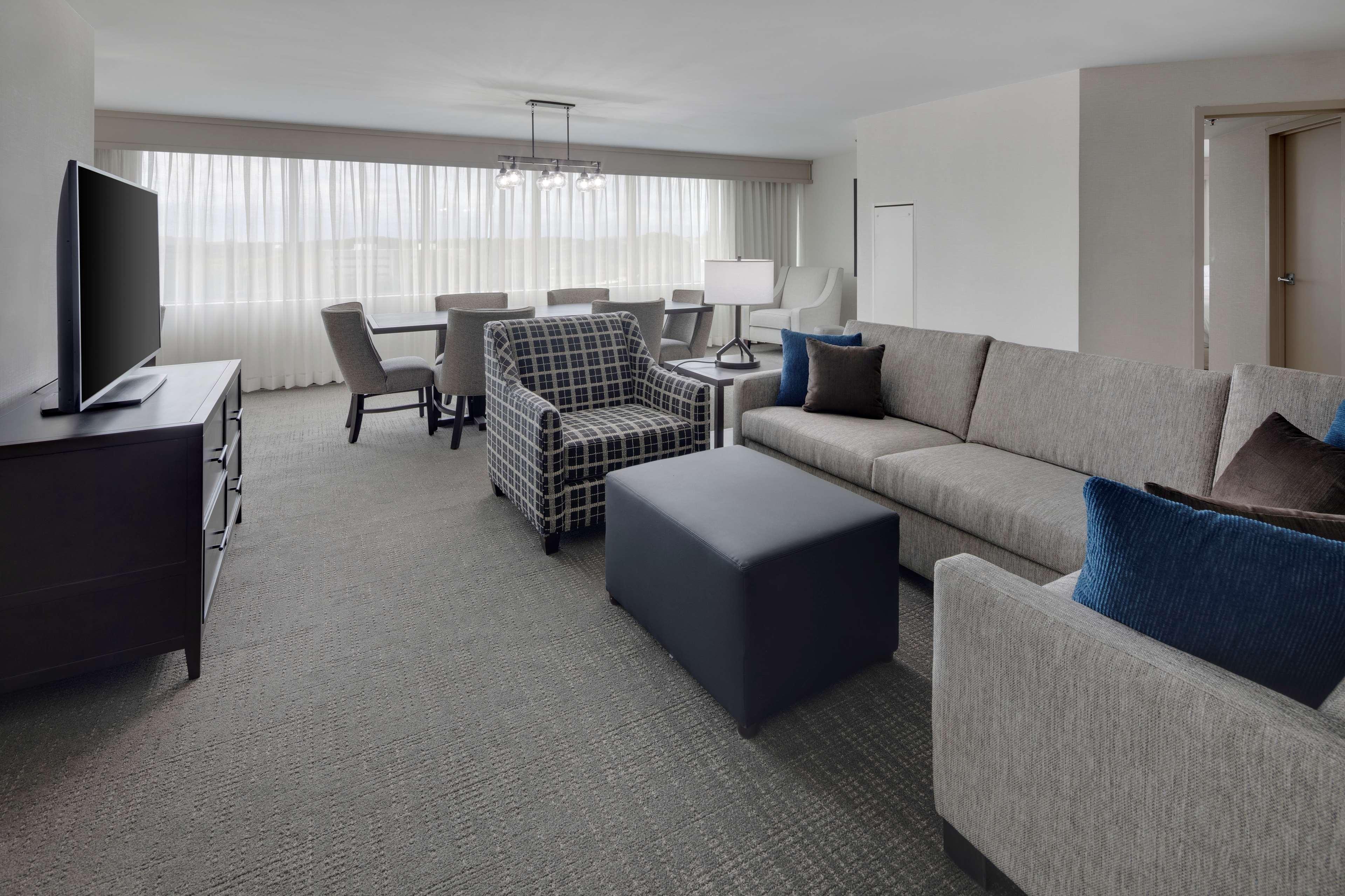 Embassy Suites By Hilton Detroit Troy Auburn Hills Exterior foto